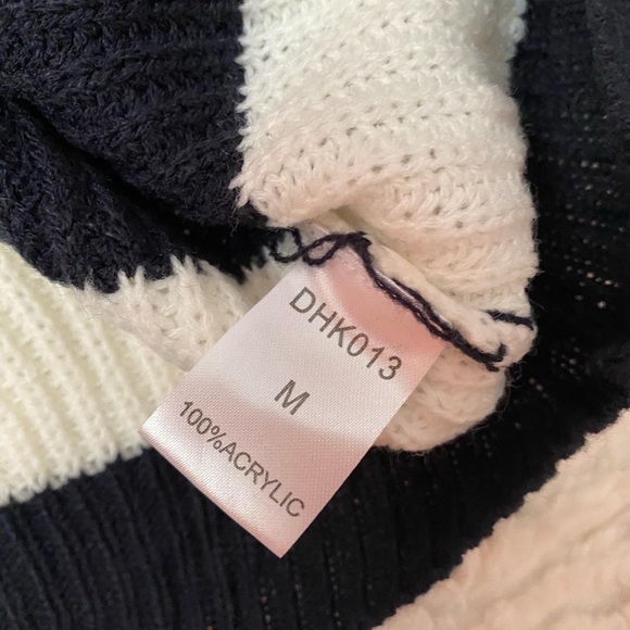 NWT Woman’s sweater striped white\ black M - Picture 4 of 5